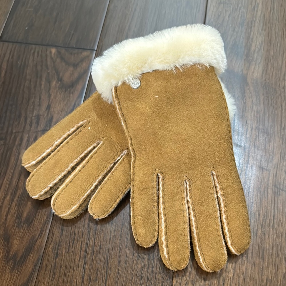 Cozy Tan leather UGG Gloves with sheepskin Trim women’s large